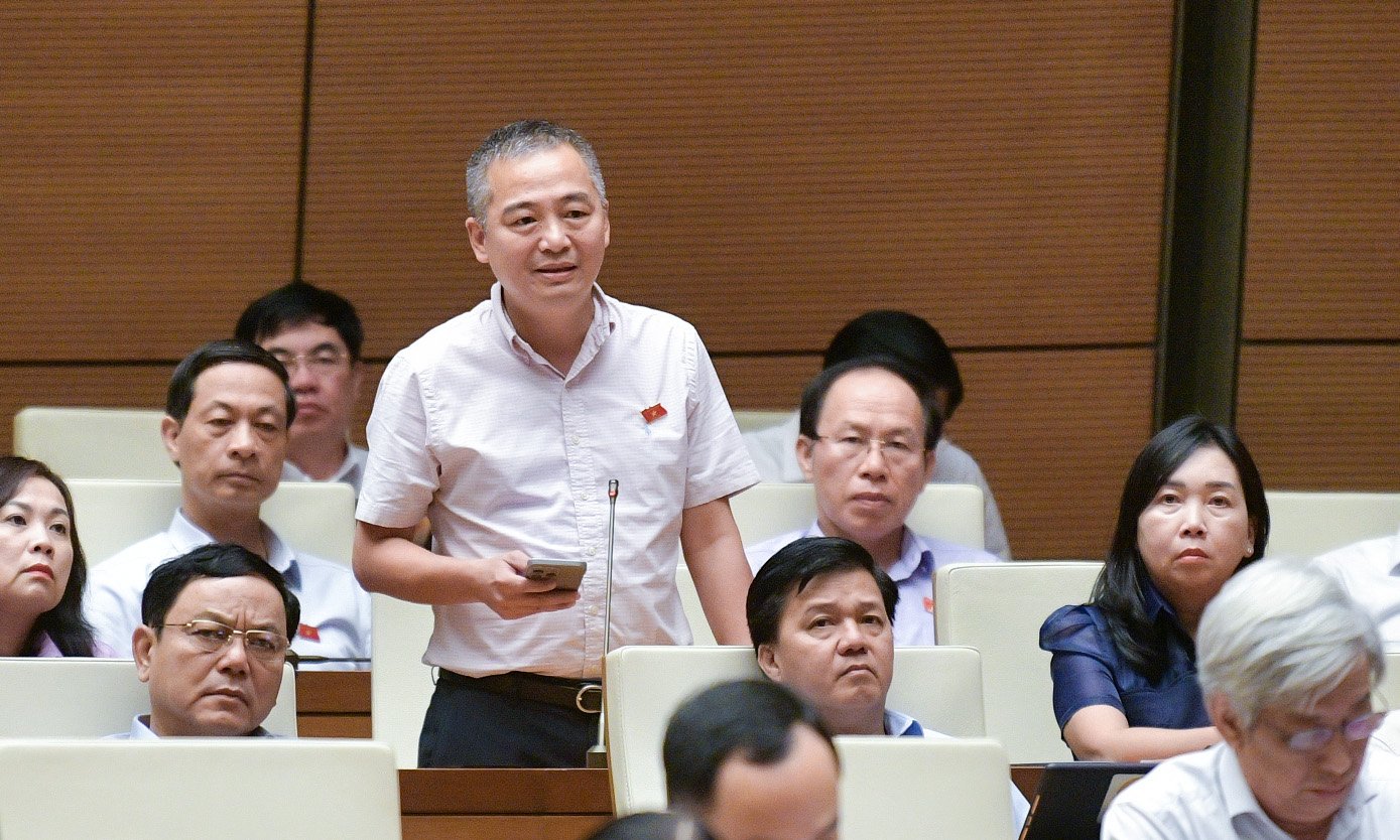 Đại biểu Nguyễn Lân Hiếu, Giám đốc Bệnh viện Đại học Y Hà Nội đề nghị cần quan tâm đầu tư trọng tâm là y tế tuyến huyện. Ảnh: Quochoi.vn.