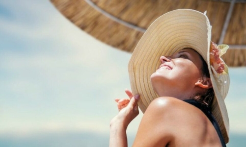 5 mỹ phẩm không thể thiếu trong túi đồ du lịch mùa hè