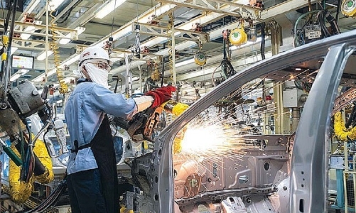 Sản xuất công nghiệp tiếp đà tích cực, ngành chế biến, chế tạo dẫn dắt tăng trưởng