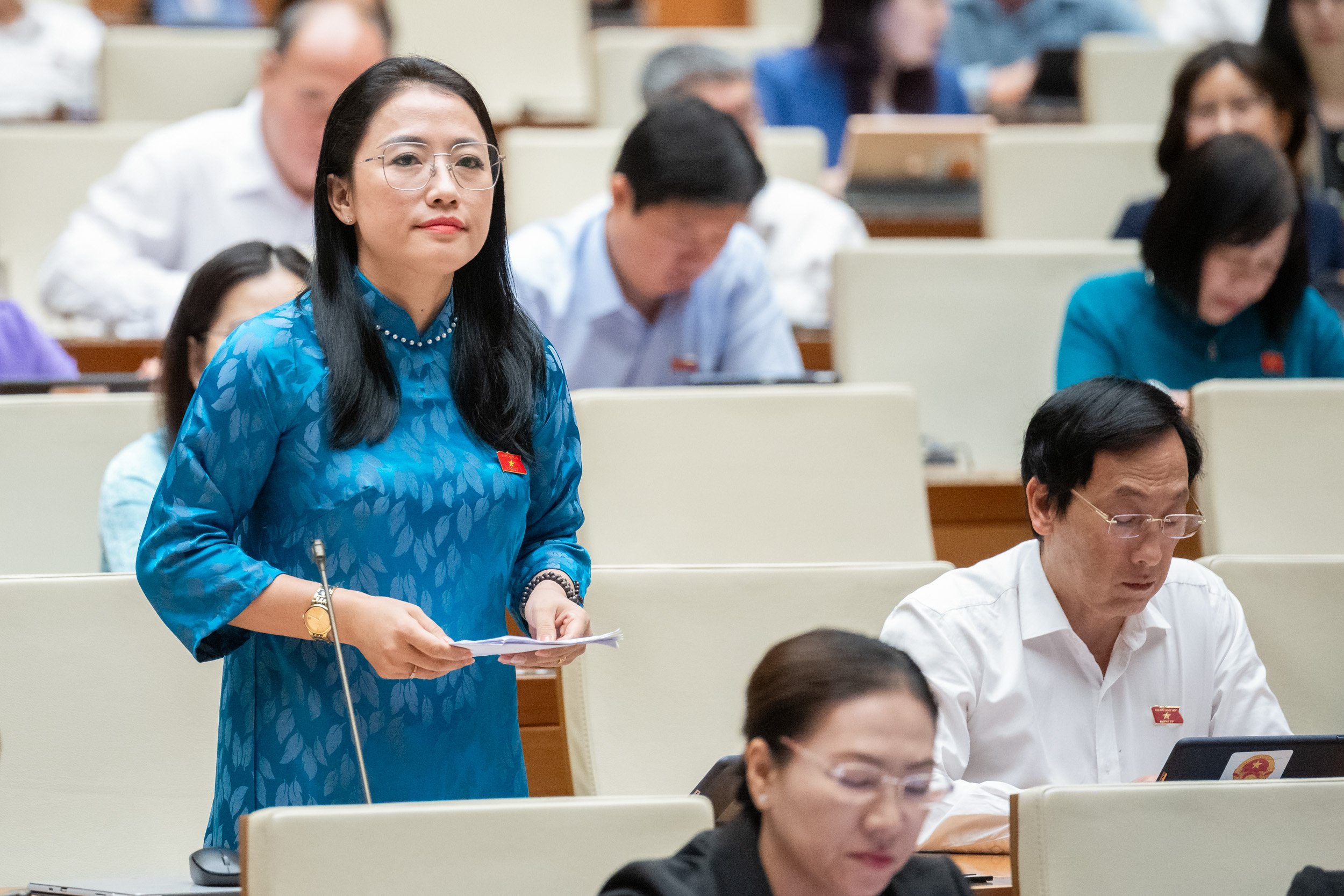 Đại biểu Trần Khánh Thu, đoàn Thái Bình, phát biểu tại hội trường. Ảnh: Quochoi.vn.