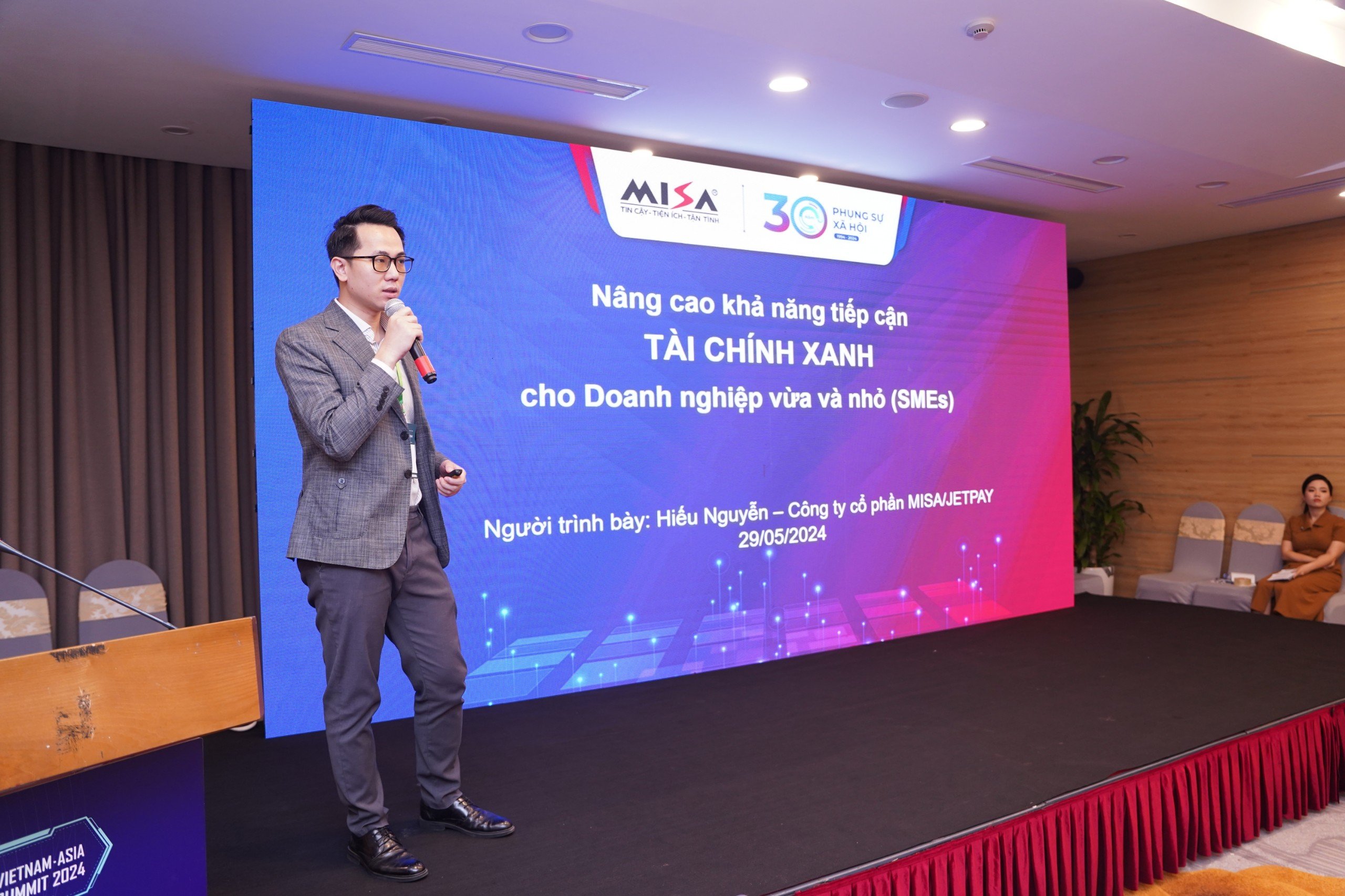 Ông Nguyễn Như Hiếu - Giám đốc dự án MISA Lending trình bày tham luận tại phiên hội thảo.