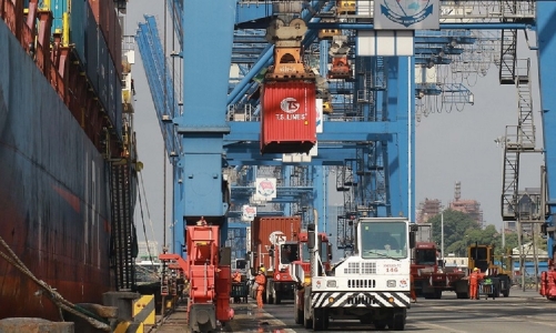 Xuất nhập khẩu đạt trên 305 tỷ USD, cán cân thương mại tiếp tục nghiêng về xuất siêu