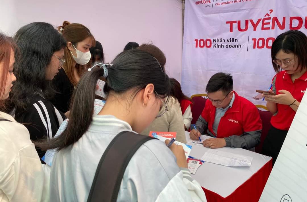 Sinh viên tìm kiếm việc làm thêm. Ảnh: N.Dương.