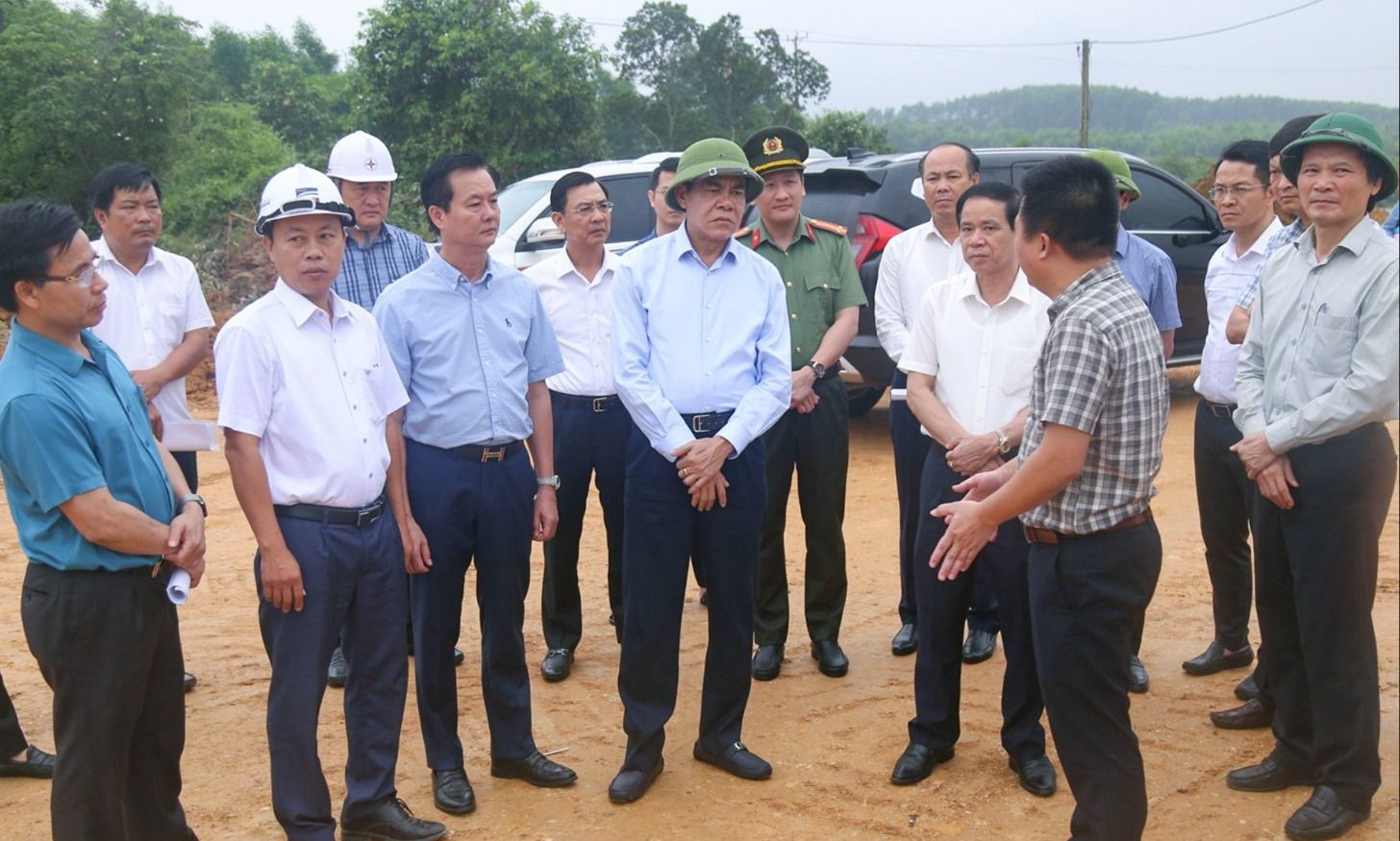 Chủ tịch UBND tỉnh H&agrave; Tĩnh V&otilde; Trọng Hải c&ugrave;ng đo&agrave;n kiểm tra c&ocirc;ng t&aacute;c giải ph&oacute;ng mặt bằng dự &aacute;n cao tốc Bắc - Nam tại x&atilde; Cẩm Lạc, huyện Cẩm Xuy&ecirc;n. Ảnh B&aacute;o H&agrave; Tĩnh