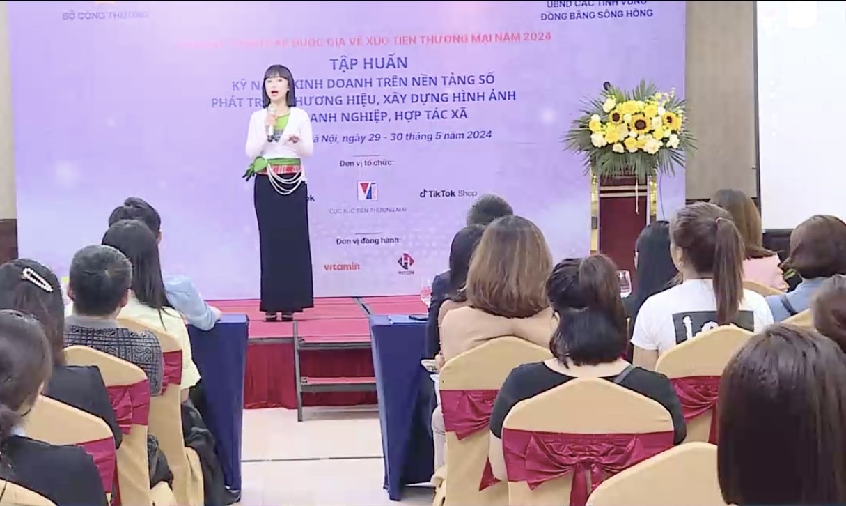 Bà Nguyễn Thị Thu Hoa, CEO Trường Foods chia sẻ kinh nghiệm bán hàng trên nền tảng số.