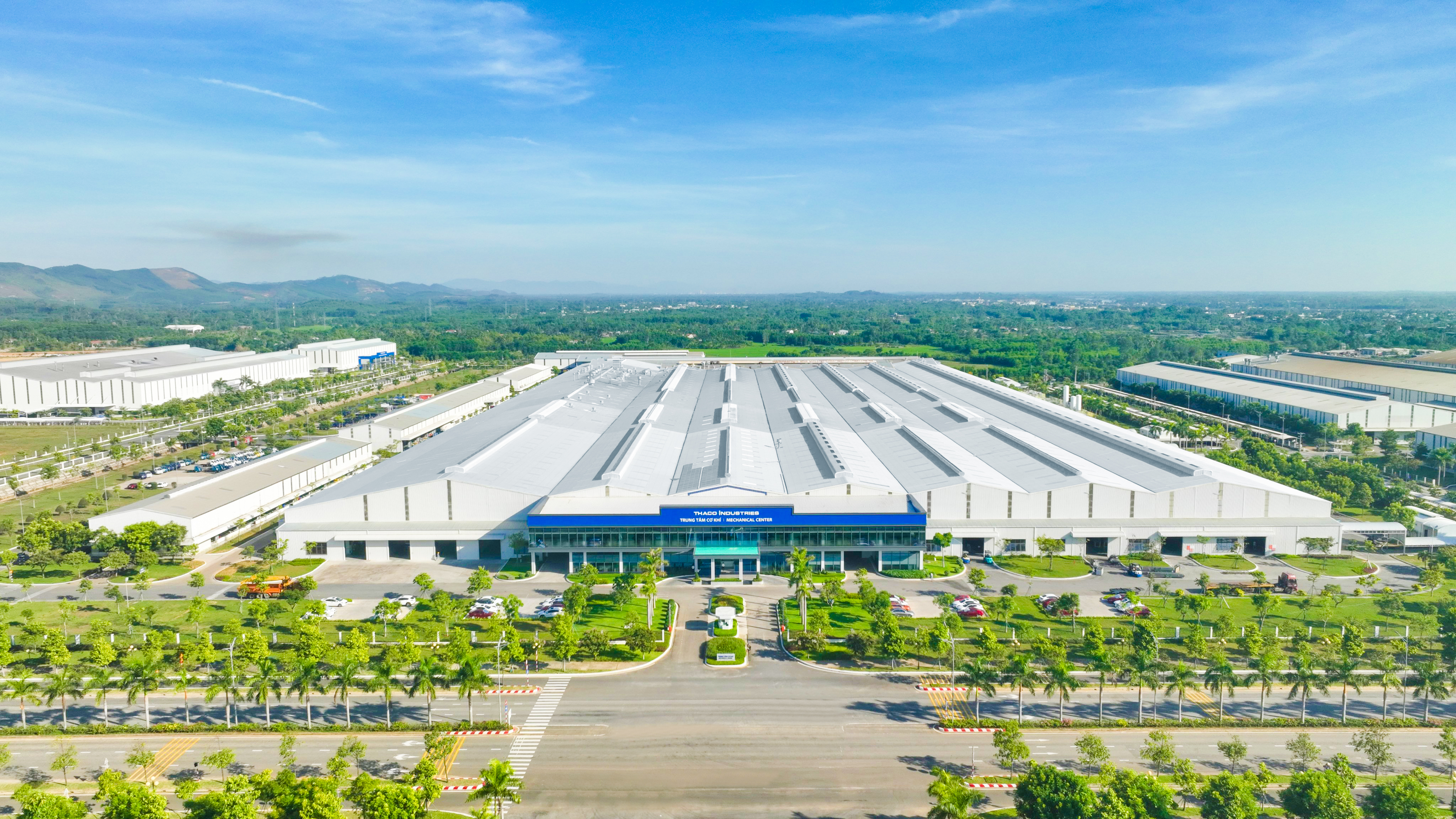Các nhà máy cơ khí, công nghiệp hỗ trợ của THACO INDUSTRIES được đầu tư phát triển theo hướng tự động hóa và ứng dụng số hóa, hướng đến áp dụng mô hình nhà máy thông minh.