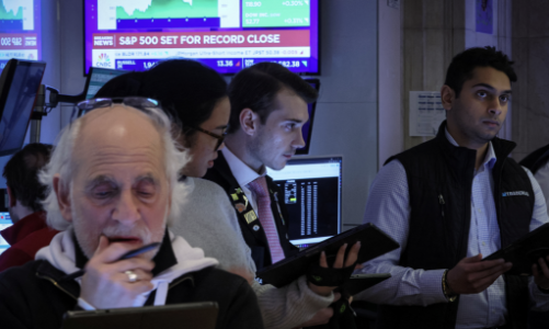 Chứng khoán Mỹ và giá dầu đồng loạt sụt mạnh vì nỗi lo lãi suất cao hơn lâu hơn