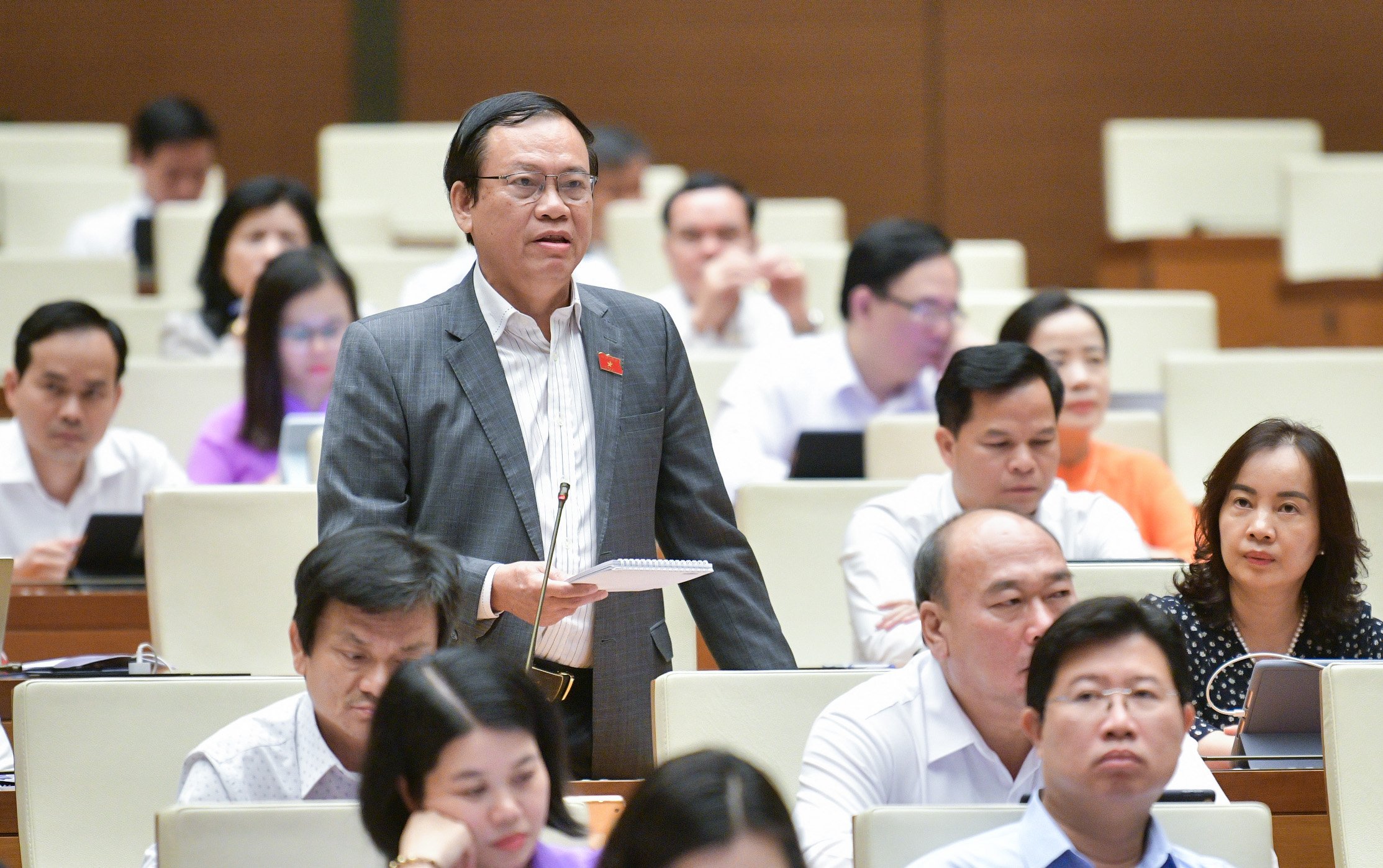 Đại biểu Vũ Trọng Kim, đoàn Nam Định, cho rằng công tác thẩm định giá đất gặp khó nên không thể đưa vào sử dụng.