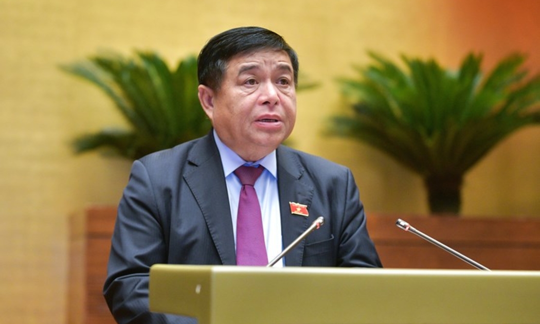 Bộ trưởng Bộ Kế hoạch và Đầu tư, thừa ủy quyền của Thủ tướng Chính phủ trình bày Tờ trình dự thảo Nghị quyết của Quốc hội về thí điểm bổ sung một số cơ chế, chính sách đặc thù phát triển tỉnh Nghệ An.