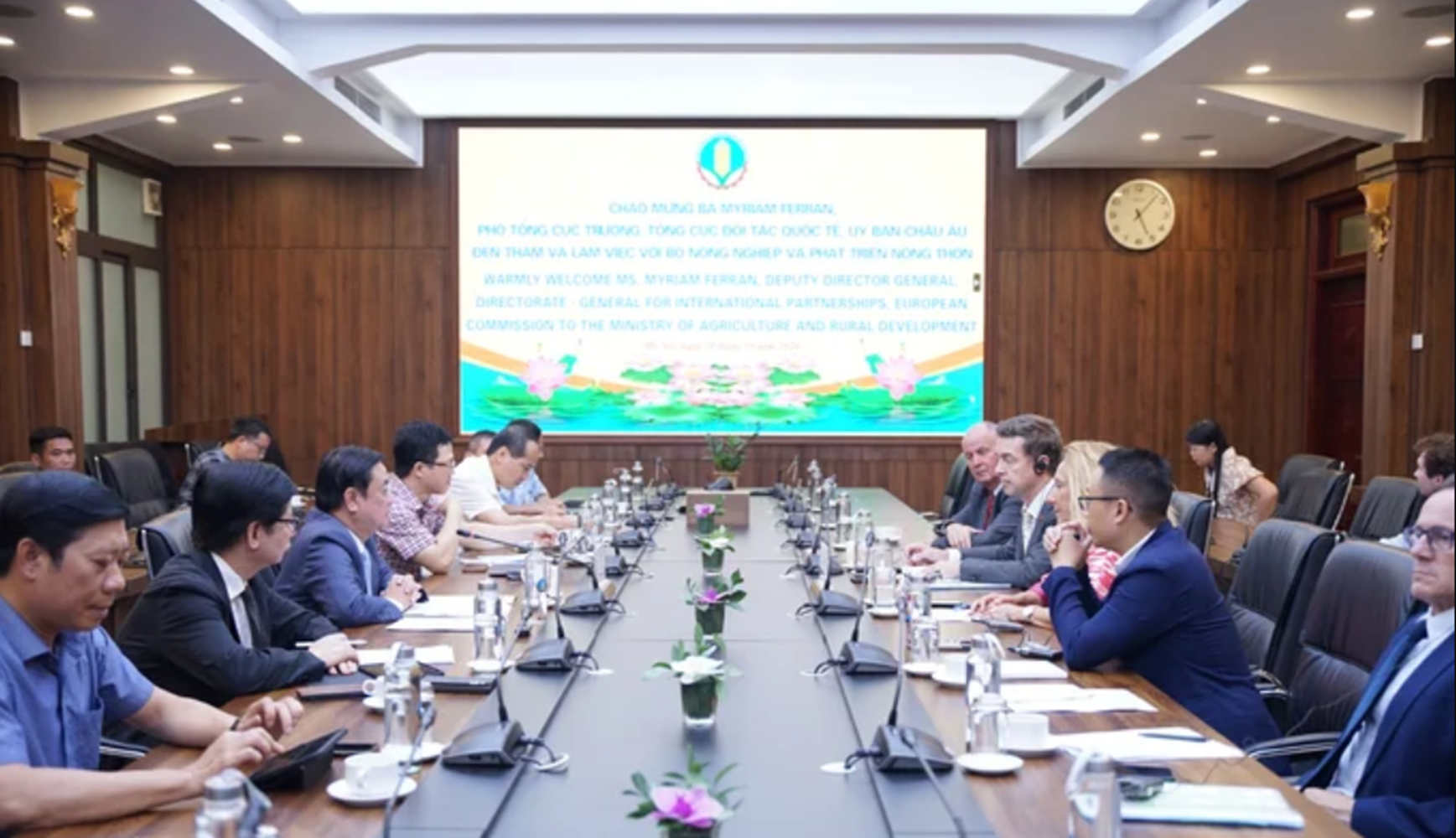 Quanh cảnh buổi làm việc giữa Bộ trưởng Lê Minh Hoan và bà Myriam Ferran 