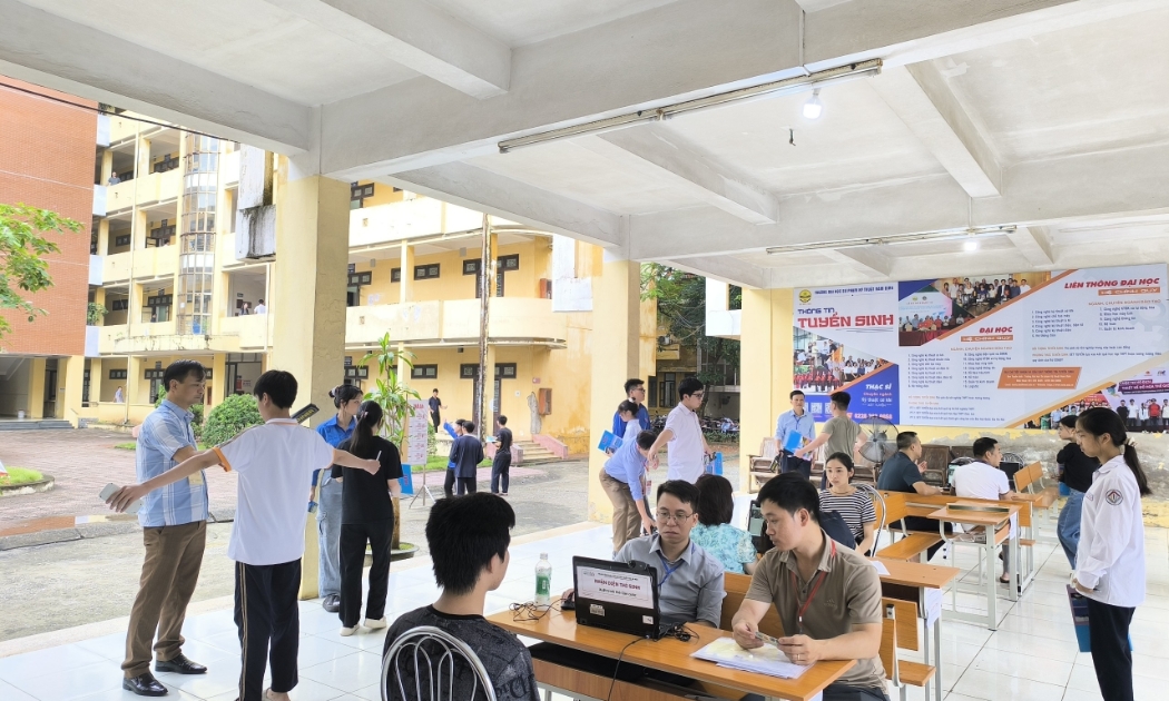 Các thí sinh tham gia kỳ thi HSA. Ảnh: VNU.