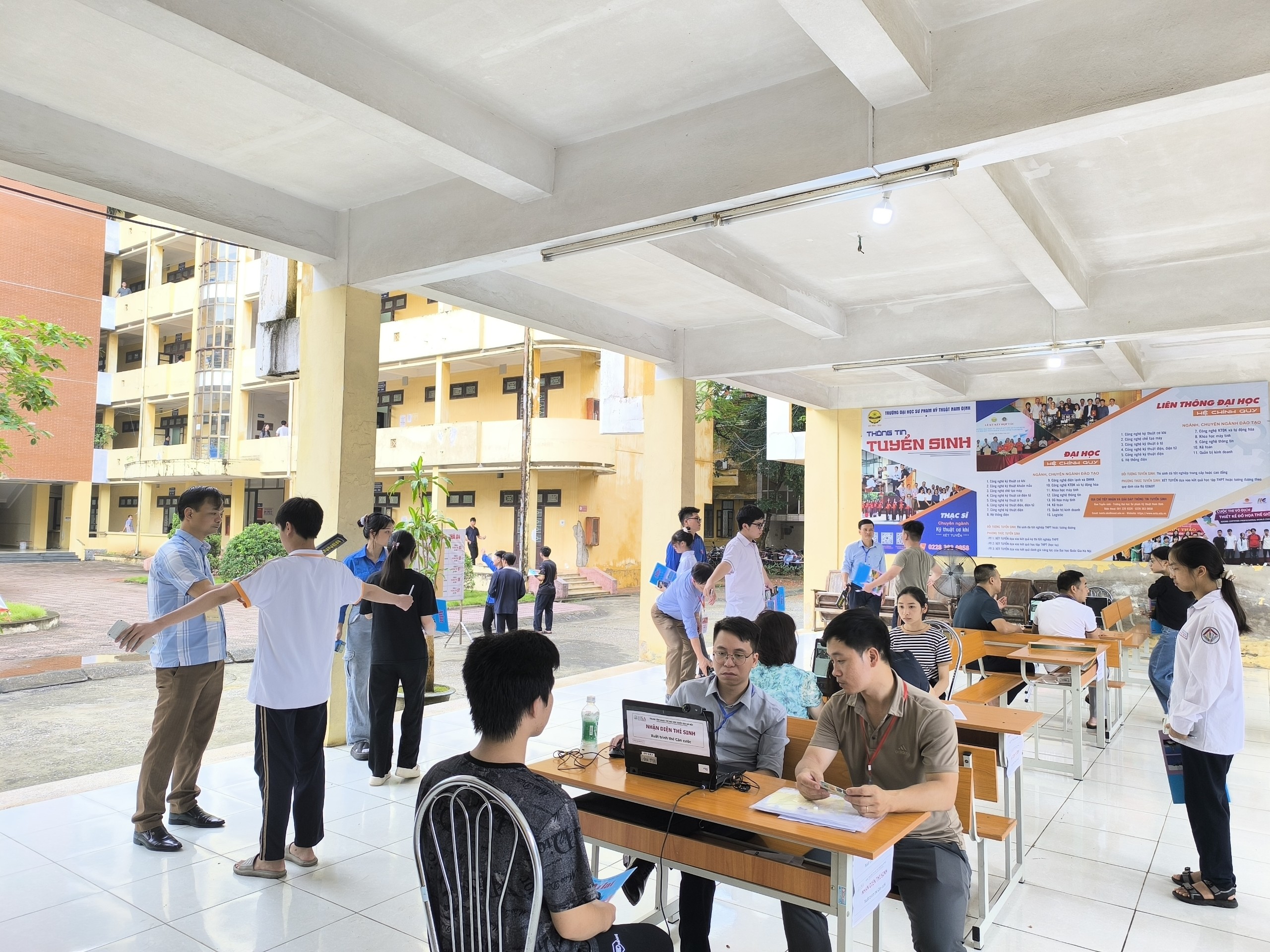 Các thí sinh tham gia kỳ thi HSA. Ảnh: VNU.