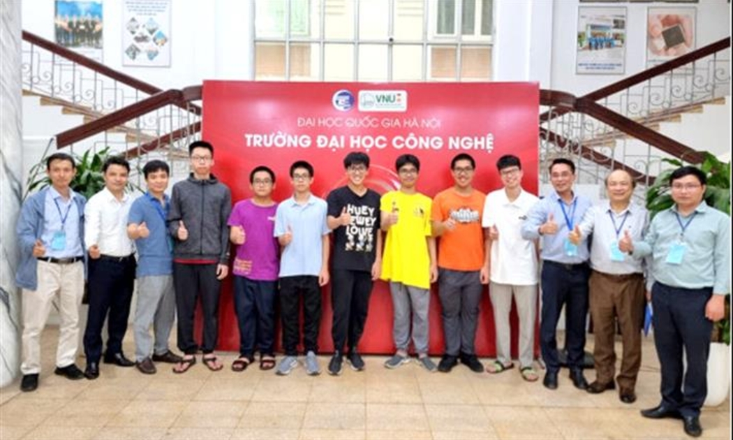Đoàn Việt Nam tham dự Olympic Tin học Châu Á (APIO) năm 2024. Ảnh: MOET.
