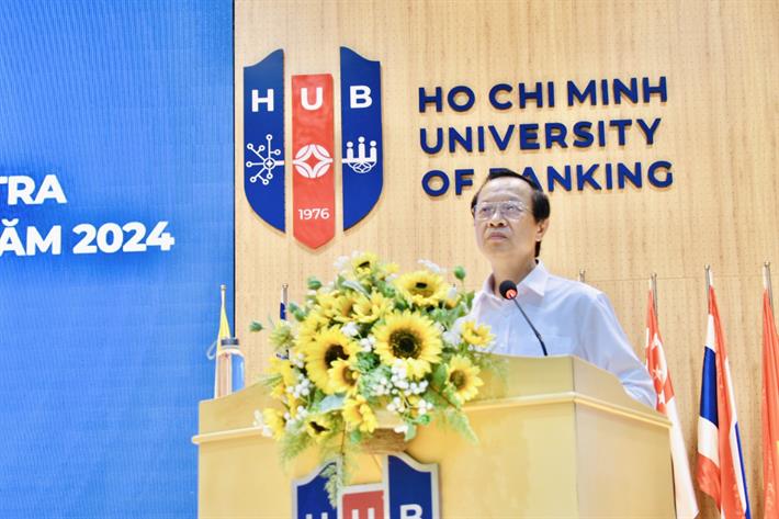 Thứ trưởng Phạm Ngọc Thưởng phát biểu tại tập huấn. Ảnh: MOET.