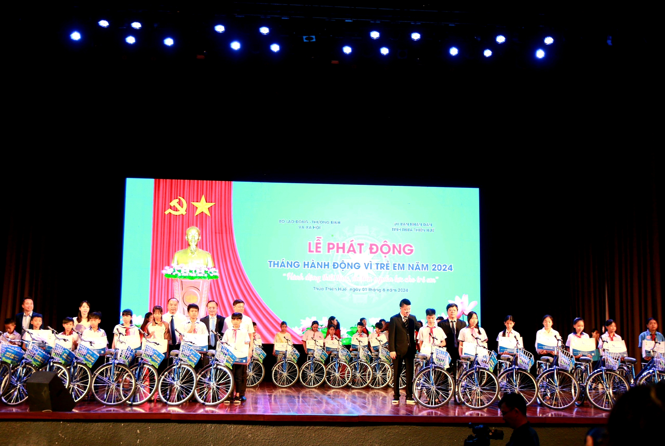 30 xe đạp v&agrave; 50 suất qu&agrave; được trao cho c&aacute;c em c&oacute; ho&agrave;n cảnh đặc biệt tại lễ ph&aacute;t động.