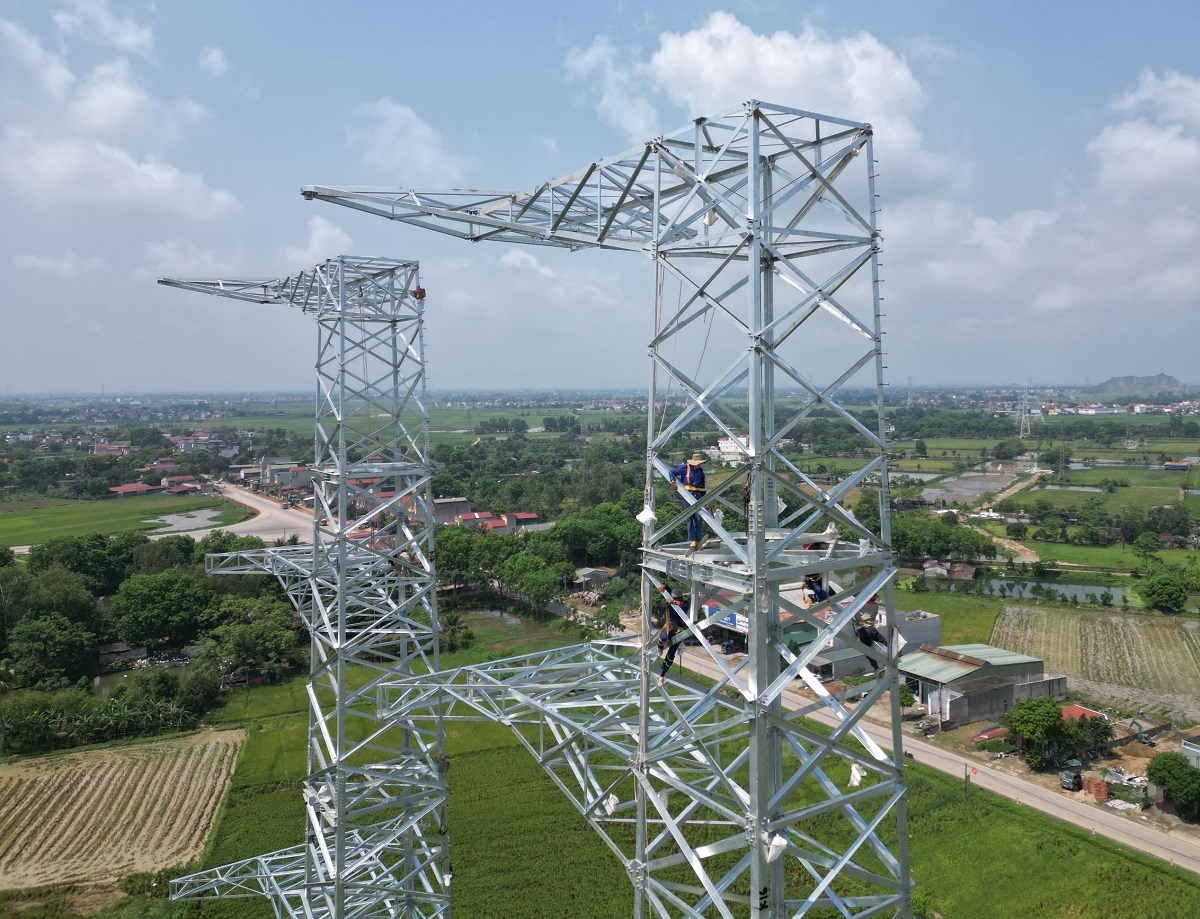 Công nhân các đơn vị thi công đường dây 500KV mạch qua 3 qua địa bàn tỉnh Thanh Hóa.