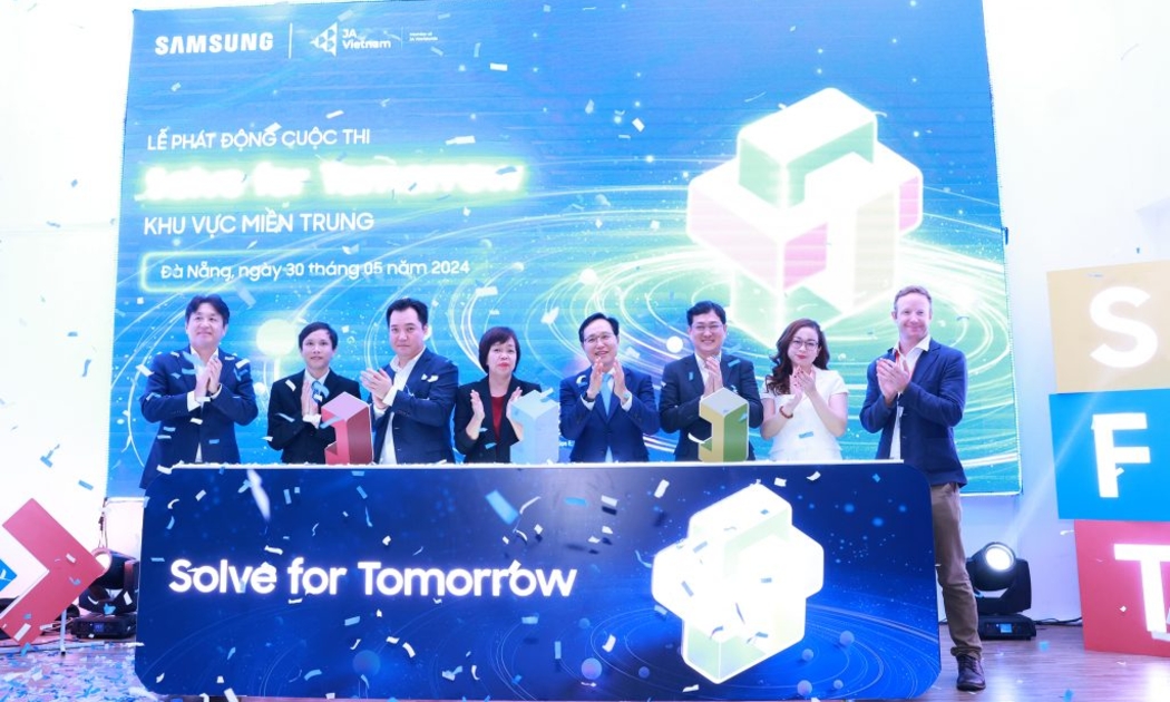 Các đại biểu thực hiện nghi thức khởi động cuộc thi Solve for Tomorrow 2024 tại khu vực miền Trung.