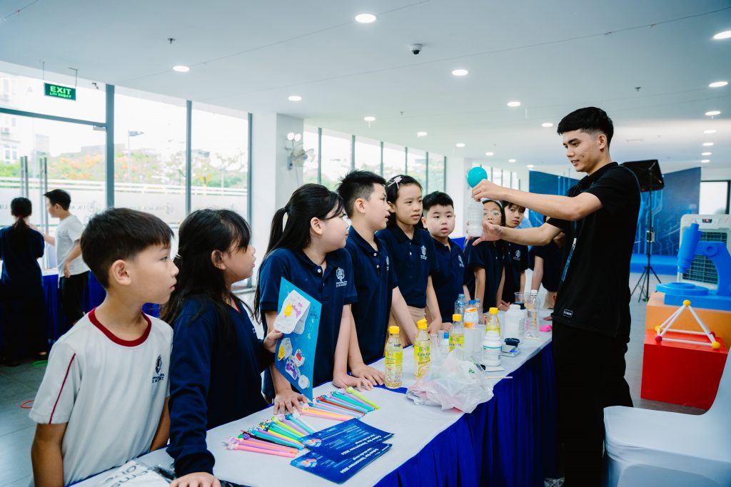 Học sinh hào hứng tham gia các hoạt động School tour tại sự kiện.
