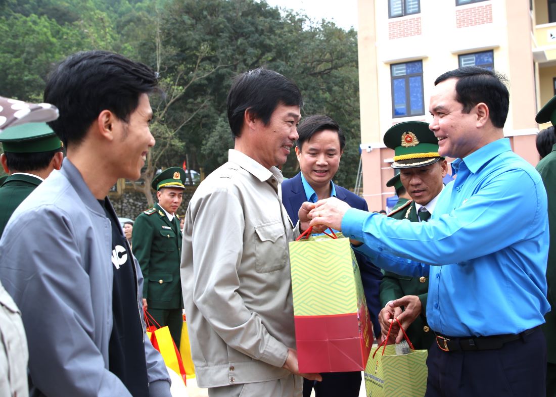 Ông Nguyễn Đình Khang, Chủ tịch Tổng Liên đoàn lao động Việt Nam, trao quà cho người lao động. Ảnh: Hưng Thơ