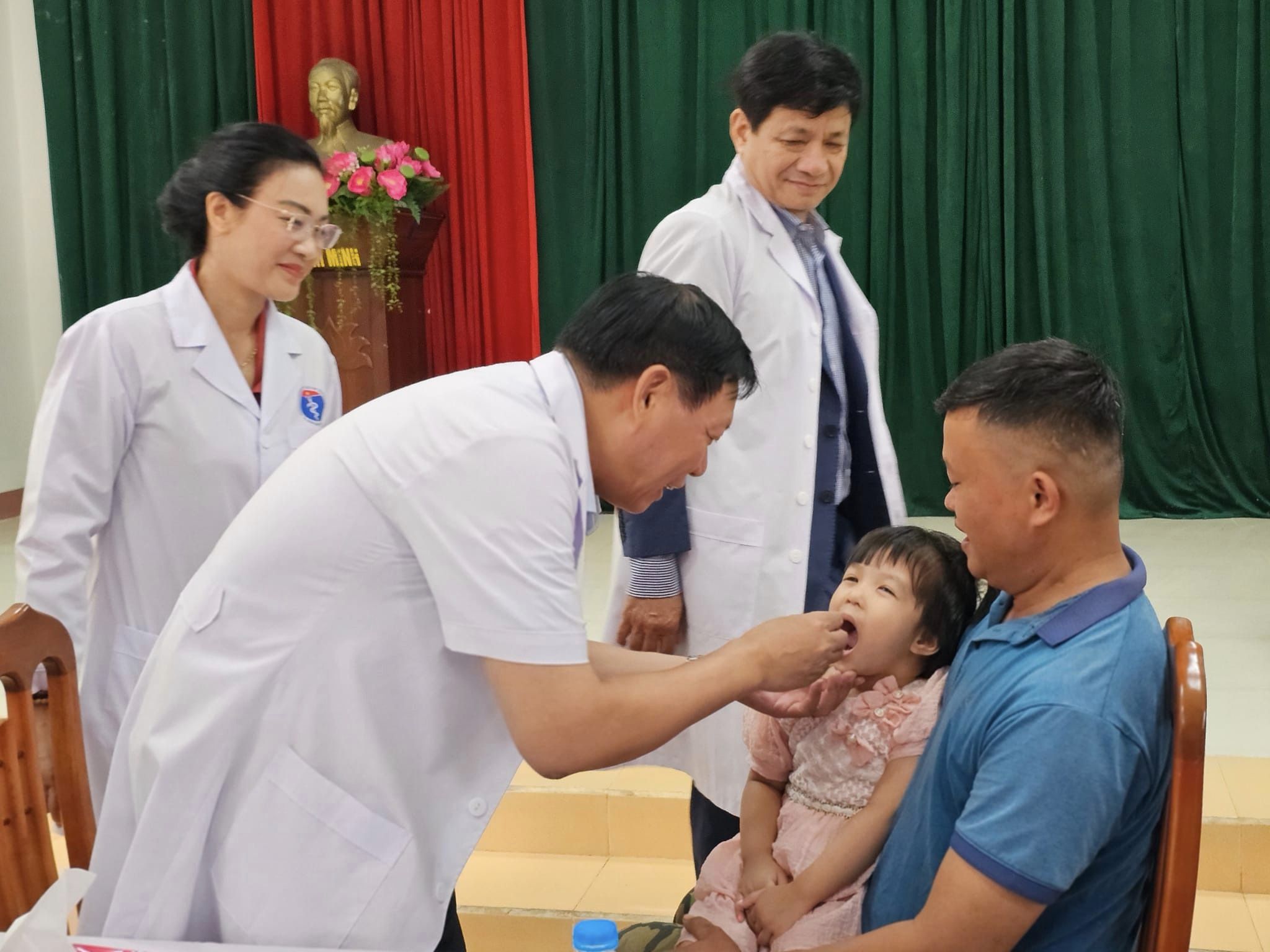 Thứ trưởng Bộ Y tế Đỗ Xuân Tuyên đến thăm và kiểm tra chức việc tổ chức Chiến dịch bổ sung vitamin A cho trẻ em của huyện Cao Phong, tỉnh Hòa Bình ngày 1/6. 
