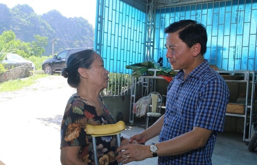 Lãnh đạo tỉnh Thanh Hóa đã đến thăm, động viên gia đình thuộc diện di dời, giải tỏa thực hiện dự án. (Ảnh: BTH)