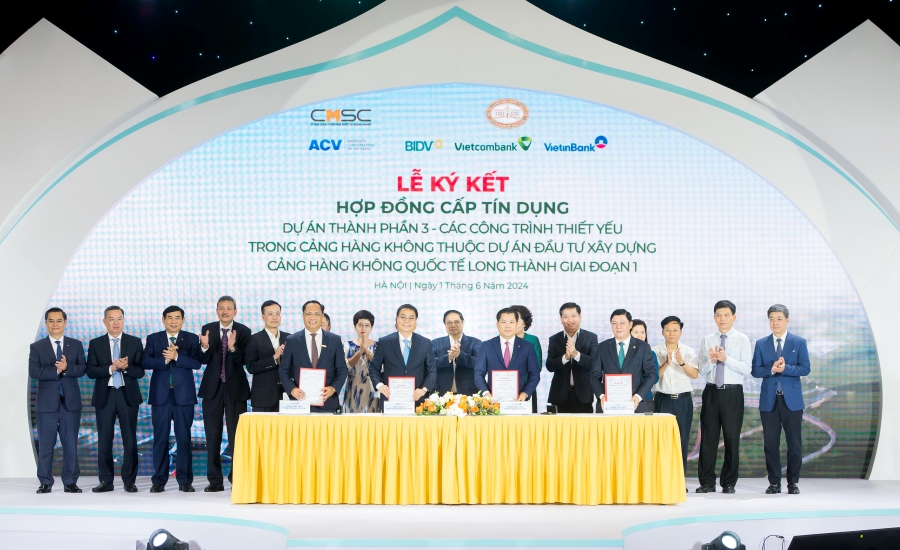 Đại diện lãnh đạo ACV cùng các ngân hàng hợp vốn là Vietcombank, BIDV, Vietinbank thực hiện nghi thức Ký kết hợp đồng cấp tín dụng. 