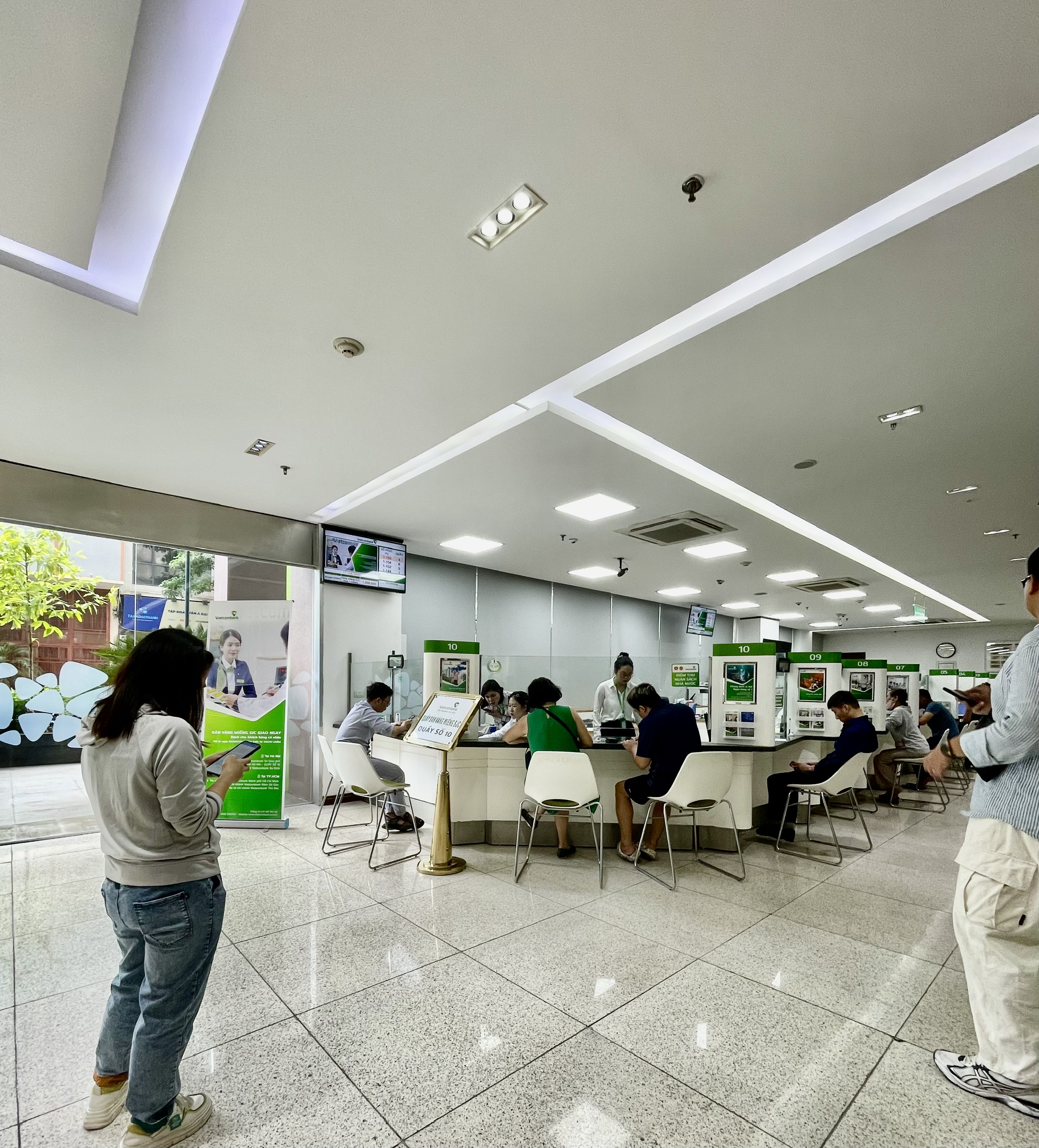 Chi nh&aacute;nh Vietcombank H&agrave; Nội d&agrave;nh ri&ecirc;ng quầy số 10 phục vụ kh&aacute;ch mua v&agrave;ng nhưng nh&acirc;n vi&ecirc;n ng&acirc;n h&agrave;ng thao t&aacute;c rất l&uacute;ng t&uacute;ng khiến kh&aacute;ch h&agrave;ng chờ đợi nhiều tiếng đồng hồ. Ảnh: &Aacute;nh Tuyết