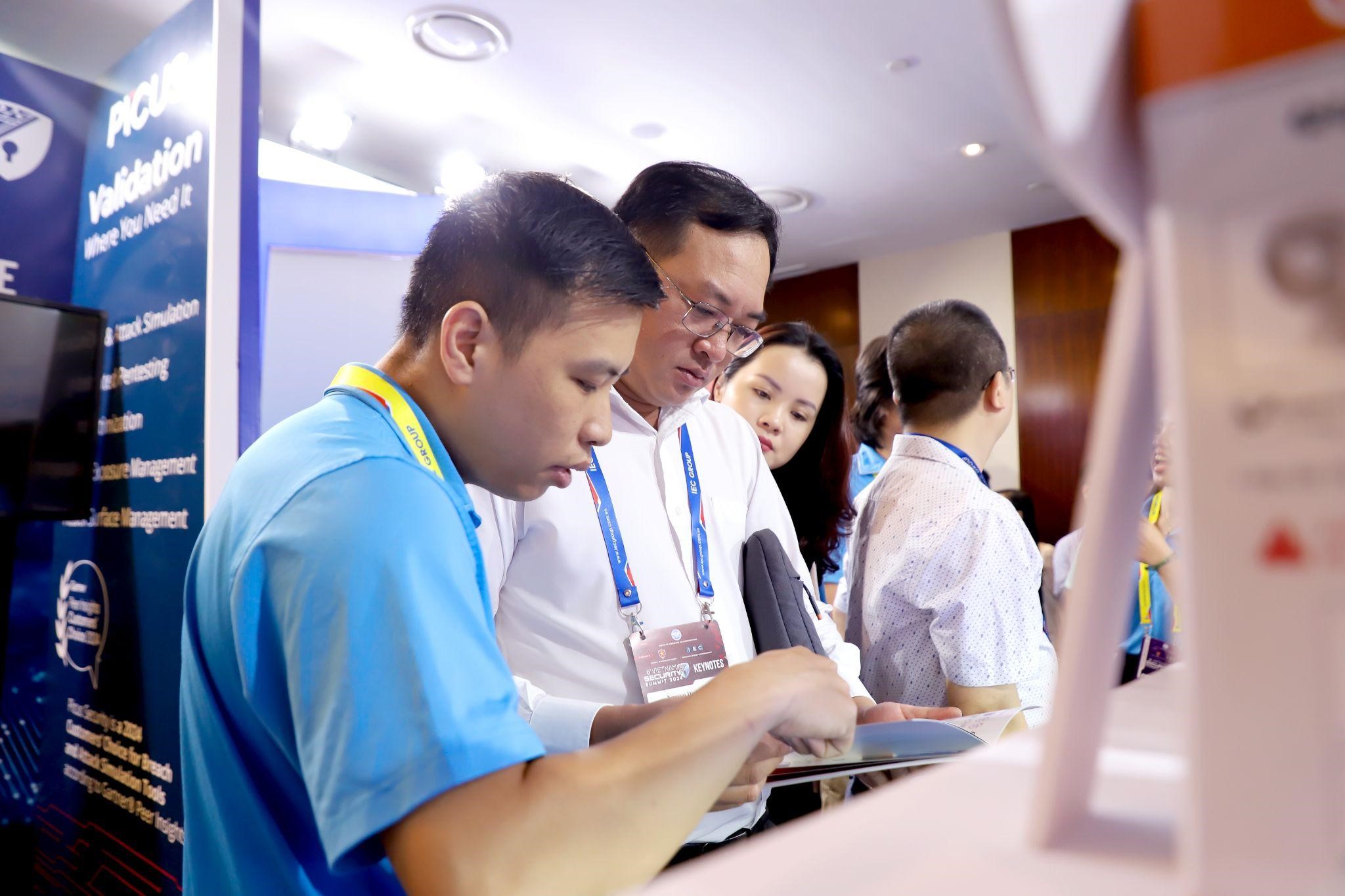 Khách hàng tham gia sự kiện tại gian hàng của CMC Telecom.