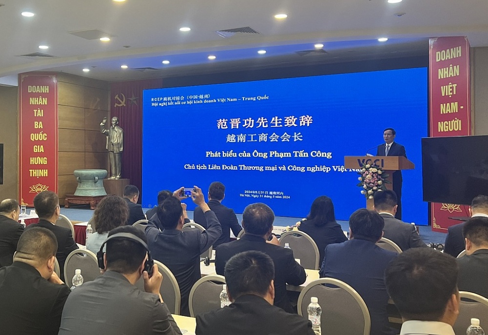 Ông Phạm Tấn Công, Chủ tịch Liên đoàn Thương mại và Công nghiệp Việt Nam (VCCI), phát biểu tại hội nghị. 