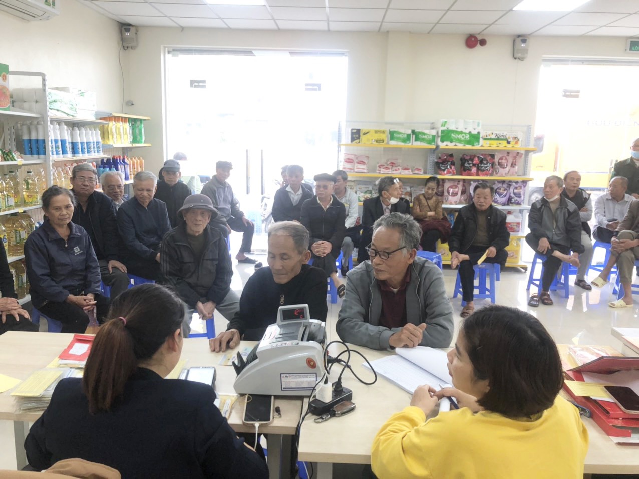 Chi trả lương hưu cho người hưởng. Ảnh: BHXH H&agrave; Nội.