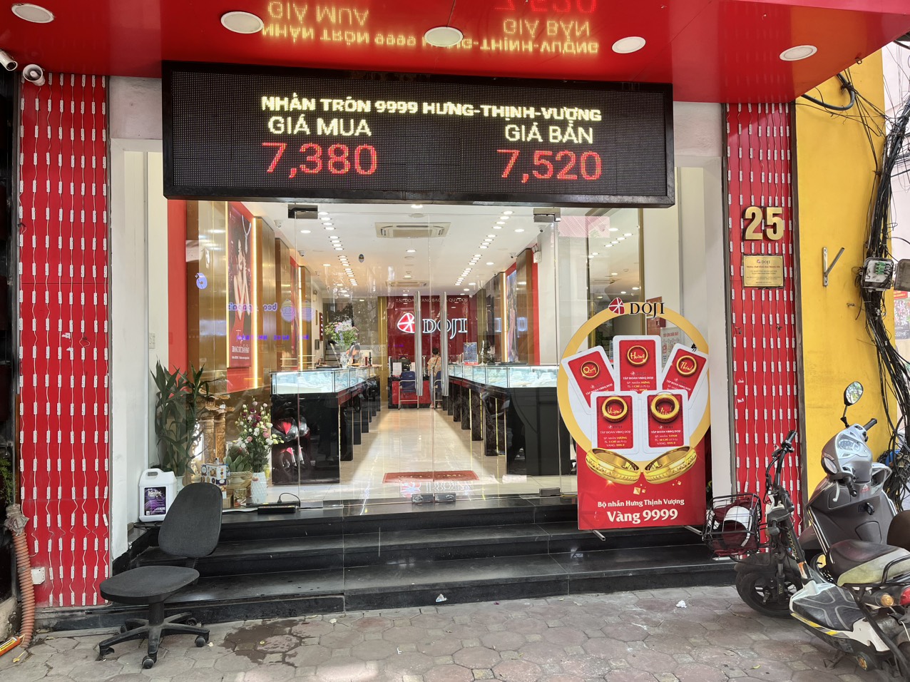 L&uacute;c 15h15, cửa h&agrave;ng DOJI tr&ecirc;n phố Phan Đ&igrave;nh Ph&ugrave;ng vắng kh&aacute;ch. Ảnh: Phan Linh