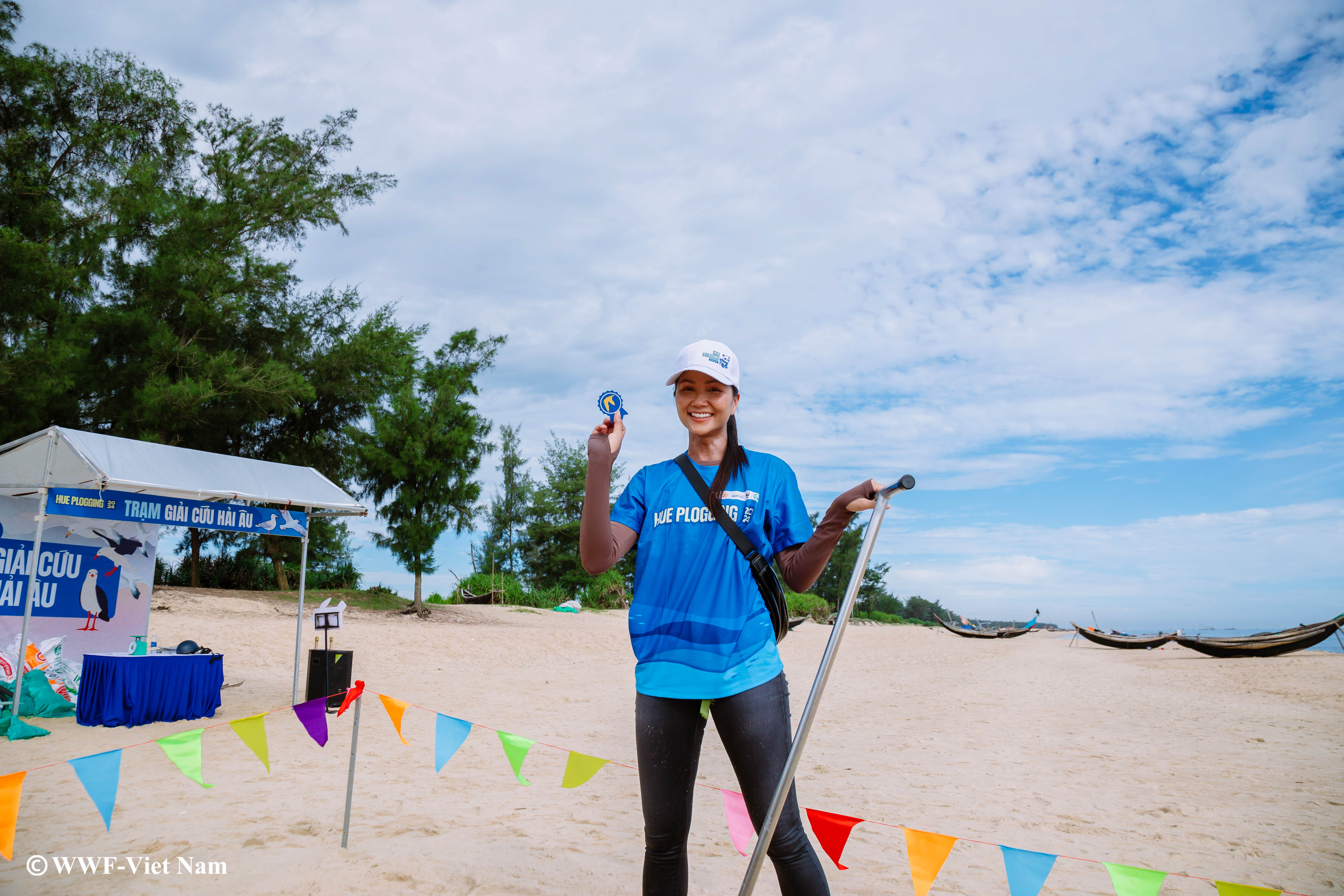 Hoa hậu hoàn vũ năm 2017 H'Hen Niê tham gia nhặt rác tại Thuận An 