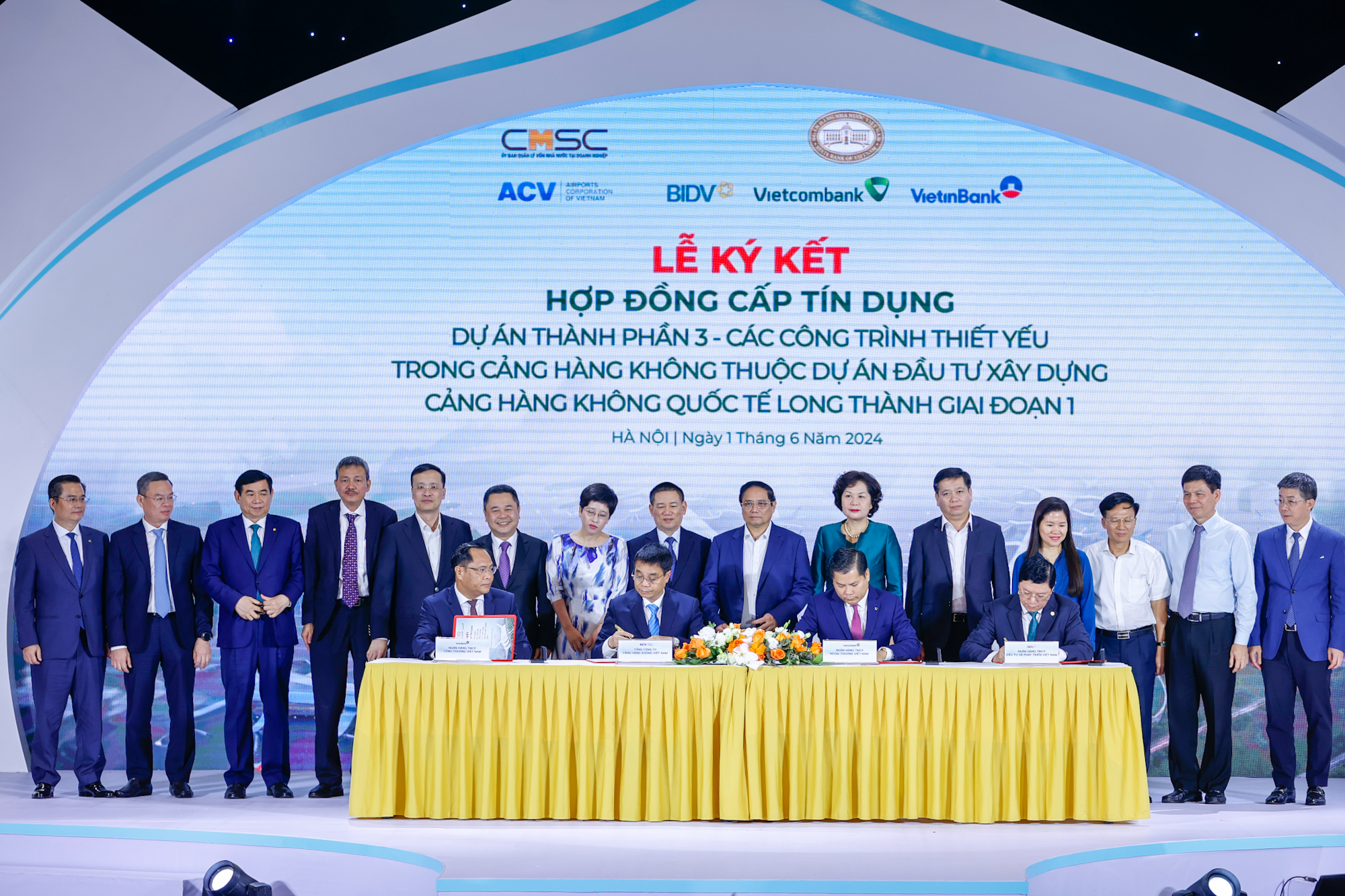 Thủ tướng và các đại biểu chứng kiến lễ ký kết hợp đồng cấp tín dụng trị giá 1,8 tỷ USD cho dự án thành phần 3 của Cảng Hàng không quốc tế Long Thành - Ảnh: VGP