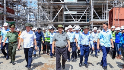 PM examines construction of key power projects in Quang Binh
