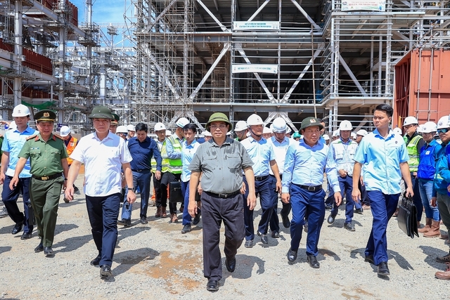 PM examines construction of key power projects in Quang Binh
