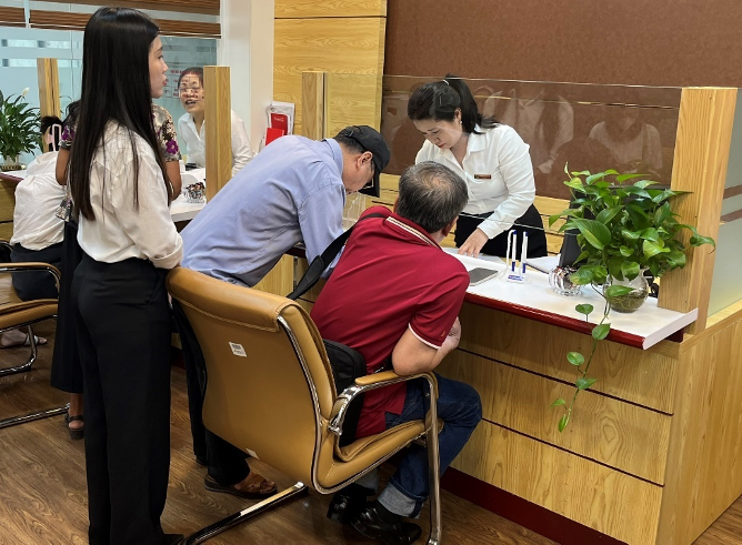 Người d&acirc;n mua v&agrave;ng tại Agribank số 2 L&aacute;ng Hạ. Ảnh Huỳnh Dũng.