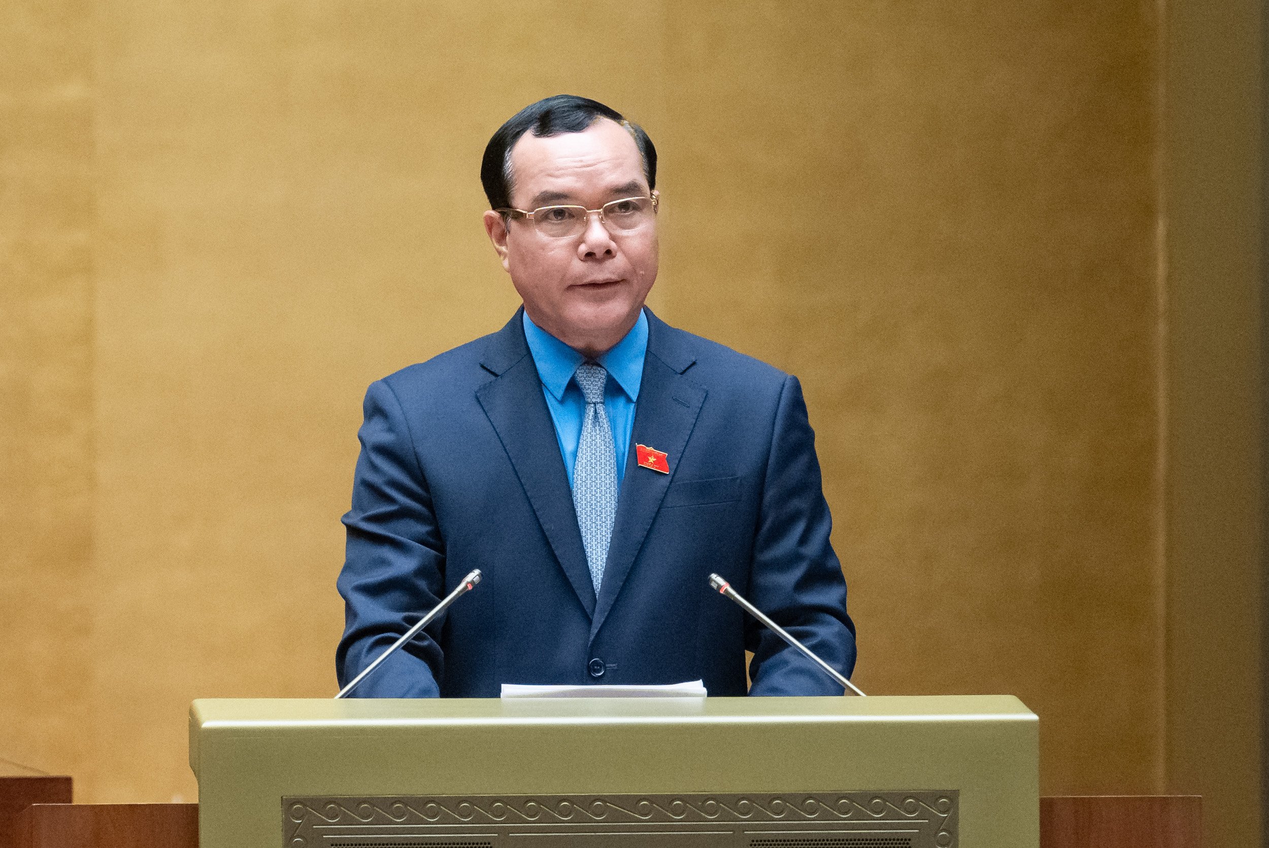Chủ tịch Tổng Liên đoàn Lao động Việt Nam Nguyễn Đình Khang trình bày tờ trình dự án luật. Ảnh: Quochoi.vn.