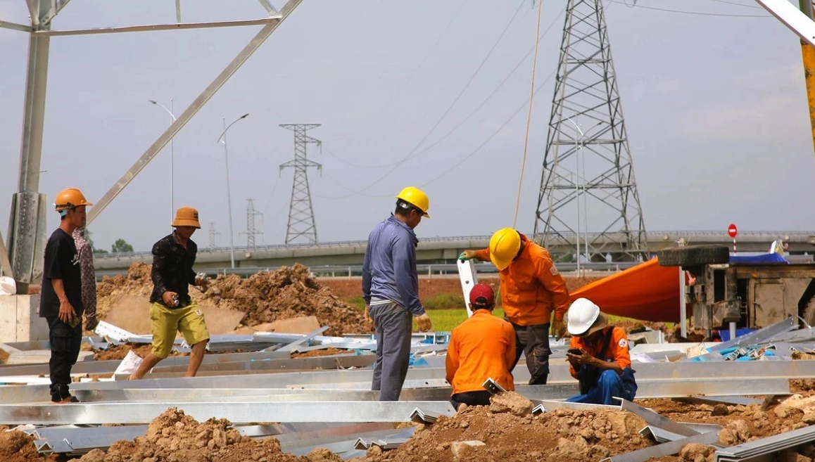 Công nhân, người lao động làm việc trên công trường Dự án Đường dây 500 kV mạch 3 qua Thanh Hóa