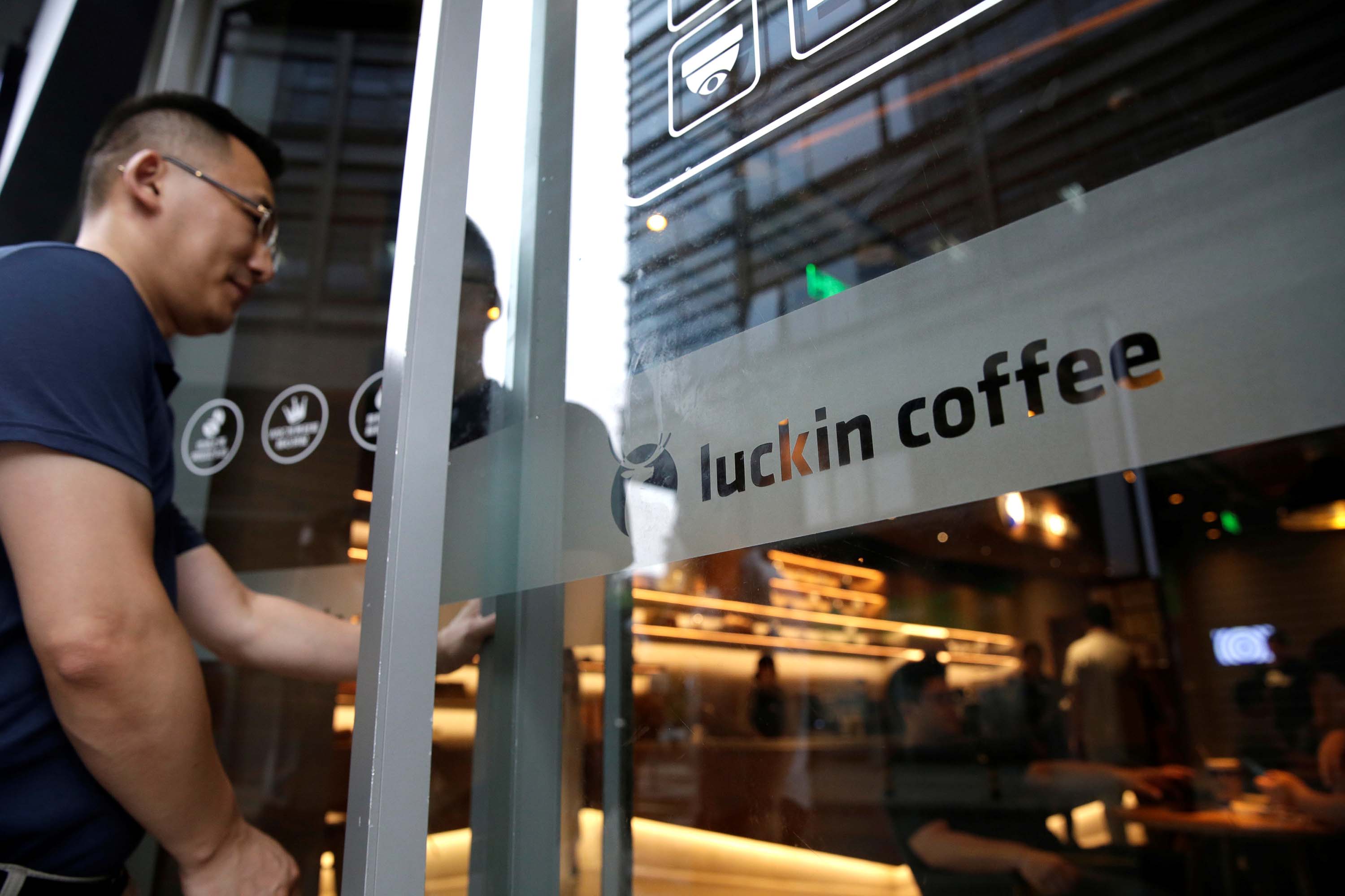 Luckin Coffee lần đầu tiên vượt mặt Starbucks, vươn lên vị trí dẫn đầu về doanh thu hàng năm vào 2023.