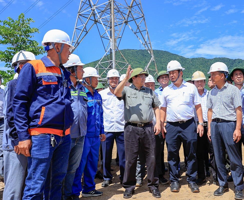 Thủ tướng Phạm Minh Chính kiểm tra, đốc thúc dự án đường dây tải điện 500 kV mạch 3 Quảng Trạch (Quảng Bình) - Phố Nối (Hưng Yên). Ảnh: VGP.