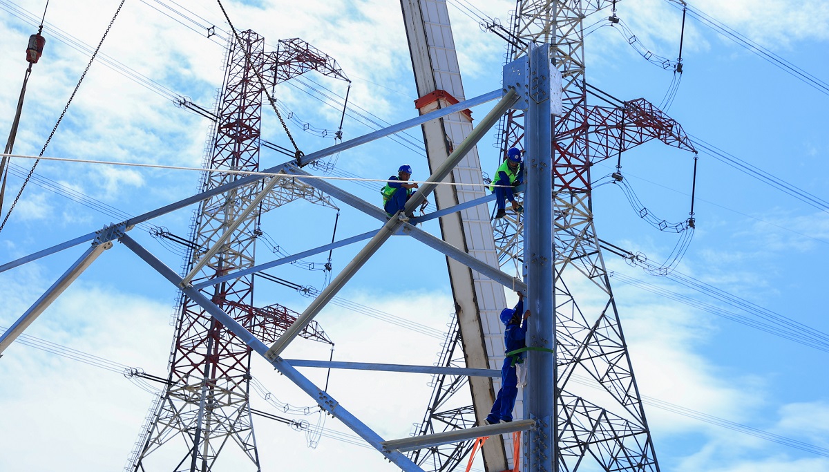 Quyết tâm đưa dự án đường dây tải điện 500 kV mạch 3 hoàn thành nghiệm thu và đóng điện trước ngày 30/6/2024. Ảnh: VGP.