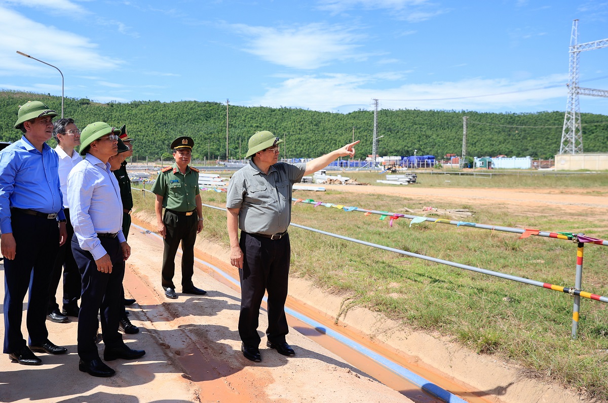Thủ tướng đ&atilde; kiểm tra, đ&ocirc;n đốc tiến độ dự &aacute;n Nh&agrave; m&aacute;y Nhiệt điện Quảng Trạch I. Ảnh: VGP.