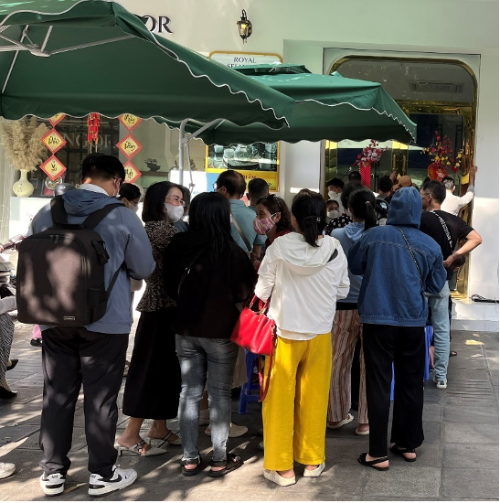 Người d&acirc;n xếp h&agrave;ng tại Viettinbank&nbsp; 81 Phố Huế. Ảnh Huỳnh Dũng.