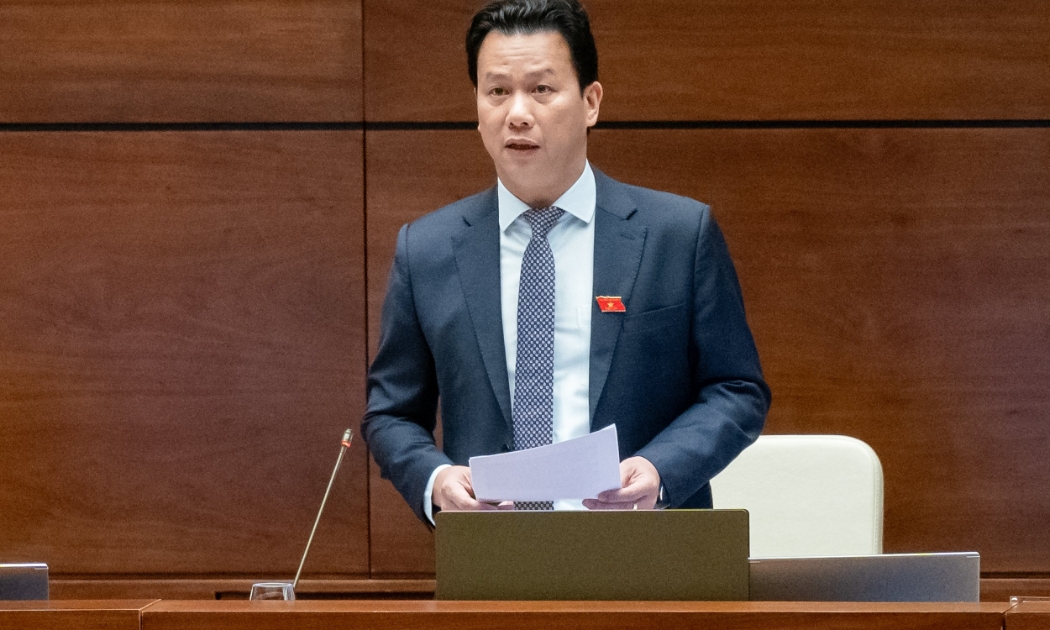 Bộ trưởng Bộ Tài nguyên và Môi trường Đặng Quốc Khánh trả lời chất vấn của đại biểu Quốc hội - Ảnh: Quochoi.vn