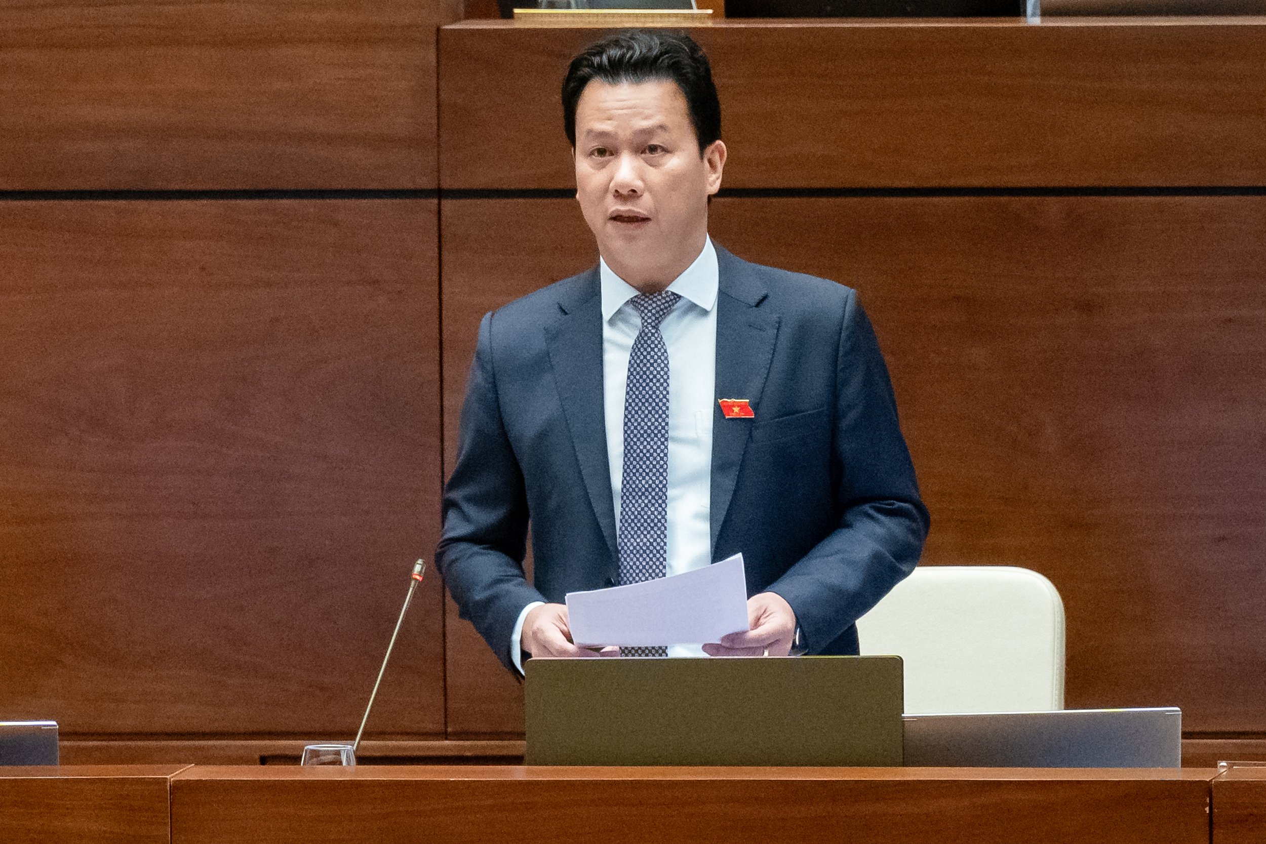 Bộ trưởng Bộ Tài nguyên và Môi trường Đặng Quốc Khánh trả lời chất vấn của đại biểu Quốc hội - Ảnh: Quochoi.vn