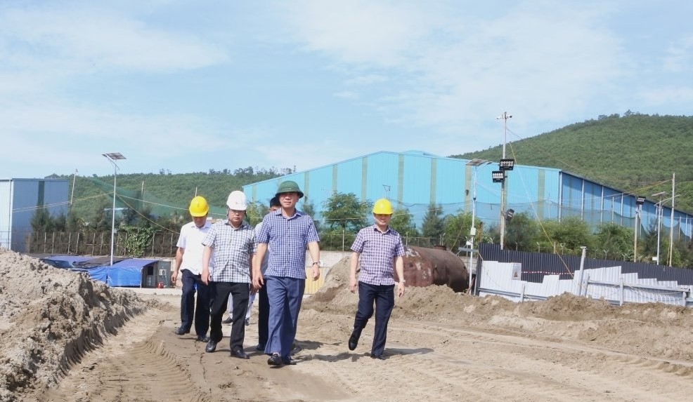 B&iacute; thư Tỉnh ủy Thanh H&oacute;a Đỗ Trọng Hưng kiểm tra thực địa t&igrave;nh h&igrave;nh thi c&ocirc;ng x&acirc;y dựng Cảng container Long Sơn