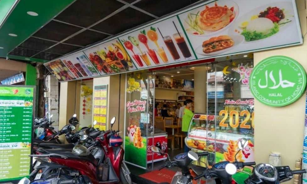 Cửa hàng thực phẩm tiện lợi Satrafoods Halal tại số 15 – 17 Phan Chu Trinh, P. Bến Thành, Q.1, TPHCM để phục vụ cộng đồng Hồi giáo. Ảnh: Minh Sĩ.