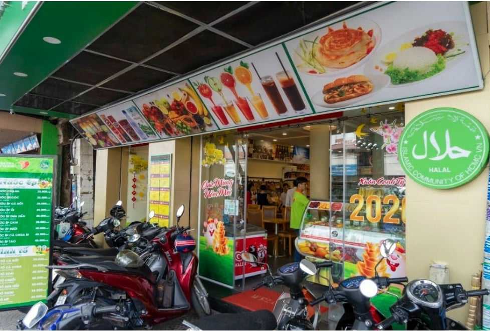 Cửa hàng thực phẩm tiện lợi Satrafoods Halal tại số 15 – 17 Phan Chu Trinh, P. Bến Thành, Q.1, TPHCM để phục vụ cộng đồng Hồi giáo. Ảnh: Minh Sĩ.