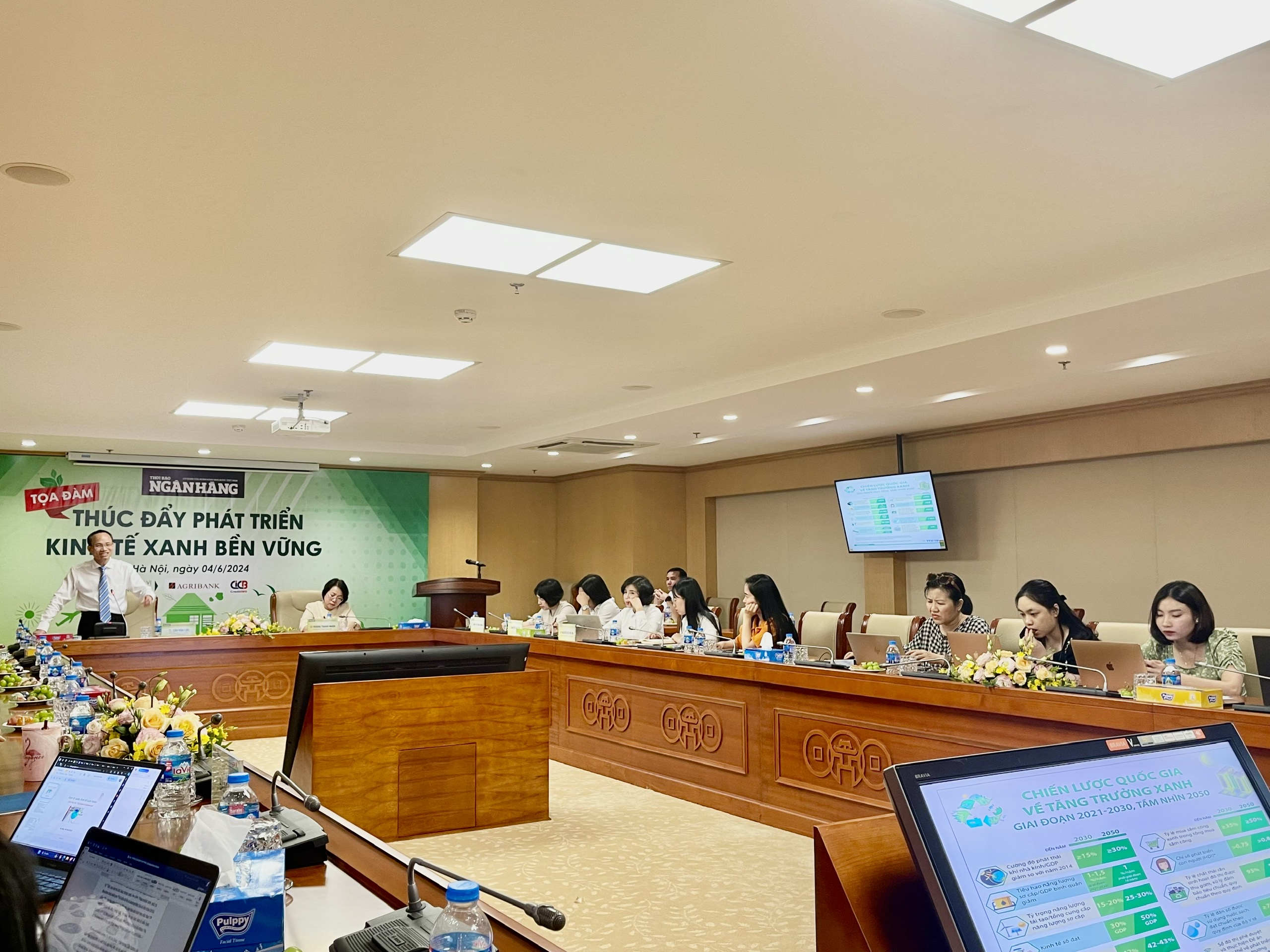 C&aacute;c chuy&ecirc;n gia tại toạ đ&agrave;m&nbsp;b&agrave;n thảo nhiều giải ph&aacute;p thiết thực nhằm th&uacute;c đẩy ph&aacute;t triển kinh tế xanh, kinh tế tuần ho&agrave;n, hướng đến tăng trưởng bền vững.