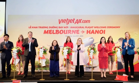 Bà Natalie Hutchins - Nghị sỹ Bang Victoria, Bộ trưởng Bộ Việc làm và Công Nghiệp, Bộ trưởng Bộ Phụ nữ, Bộ trưởng Bộ Hiệp ước và Các Dân tộc Đầu tiên của Bang Victoria tham dự sự kiện và chúc mừng đường bay mới của Vietjet.